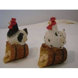  Chicken Rooster 2 Figurines Barrel with nest and Eggs 