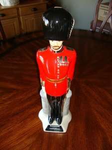 VINTAGE WINDSOR SUPREME WHISKEY DECANTER   GUARDSMAN  