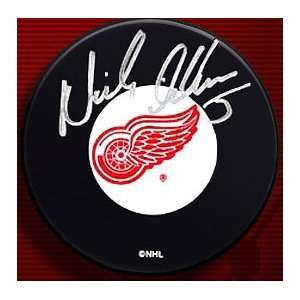  Nicklas Lidstrom Autographed Hockey Puck Sports 