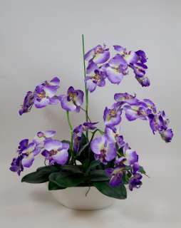 Dieses moderne Arrangement mit großen naturgetreuen Orchideen hat
