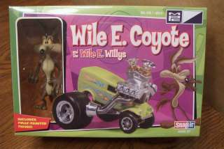   SNAP IT MODEL KIT WILE E. COYOTE and the WILE E. WILLYS with FIGURE