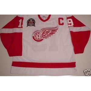 STEVE YZERMAN Detroit Red Wings Jersey 1995 CUP PATCH   Small  